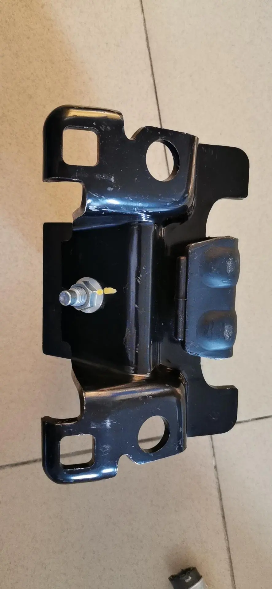 ENGINE MOUNTING INSULATOR